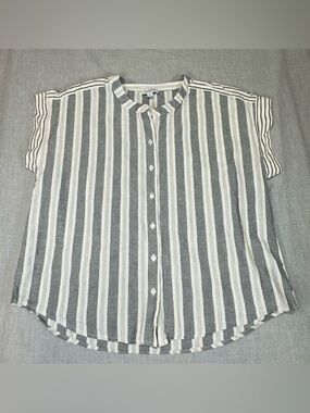 Evereve Striped Short-Sleeve Button-Down Shirt in White and Gray %100 cotton